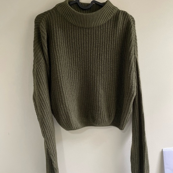 A crop top sweater, perfect for spring! - Picture 2 of 5